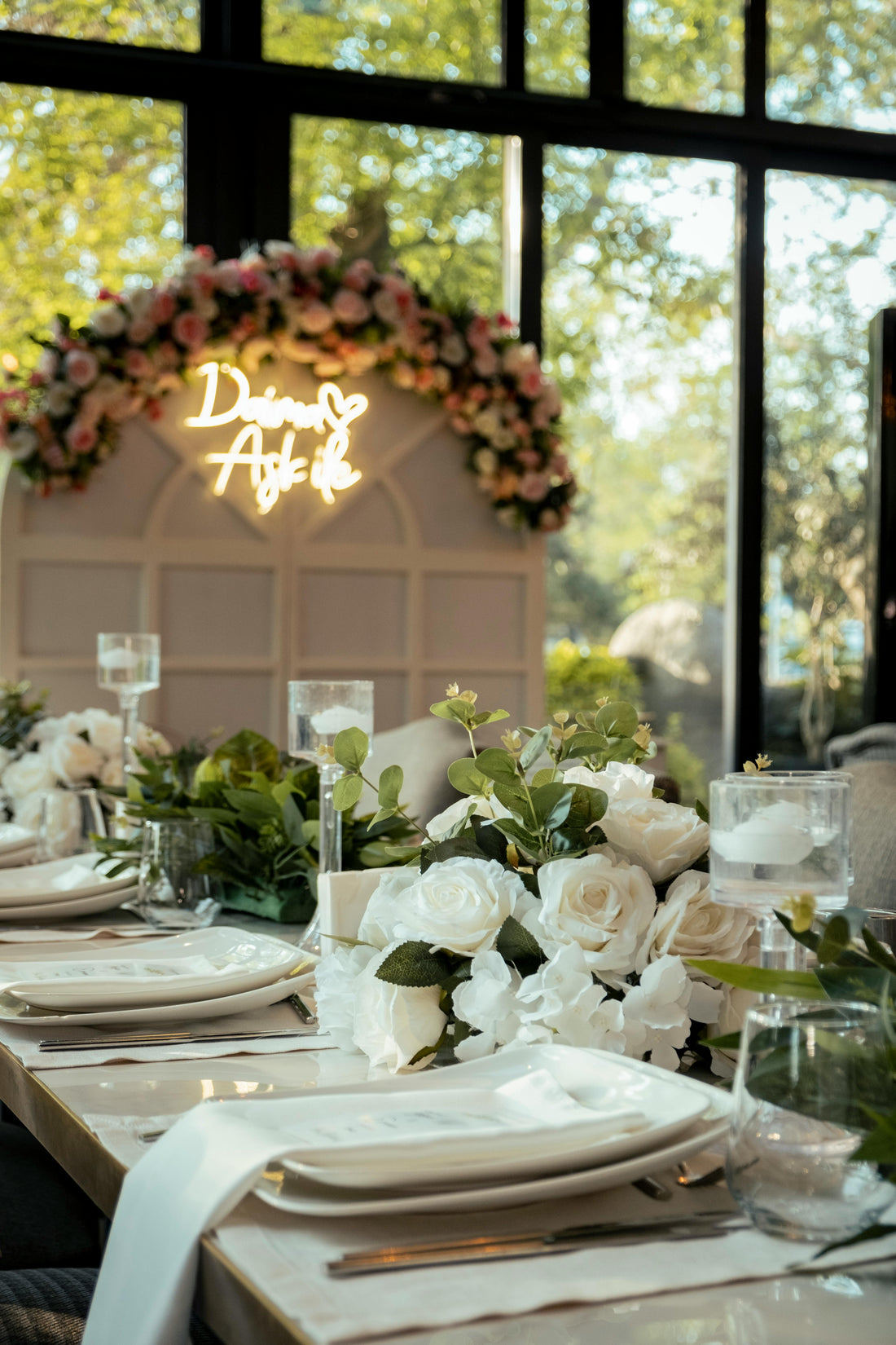 “Elegant table with floral arrangements at a luxury pop-up event, setting the scene for premium guest experiences.”