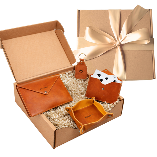 Leather gift set with everyday essentials